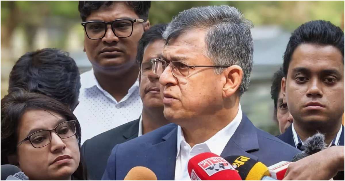 রাষ্ট্রীয় অতিথি ভবন যমুনায় প্রধান উপদেষ্টার সঙ্গে বৈঠক শেষে সাংবাদিকদের সঙ্গে কথা বলেন বিএনপির স্থায়ী কমিটির সদস্য সালাহউদ্দিন আহমেদ। ছবি: ইউএনবি